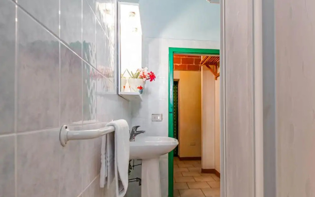 Farmhouse in Montescudaio with Shared Pool near Sea & Park