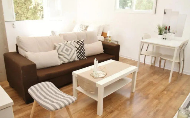 Holiday studio apartment near the Bahá ' í gardens