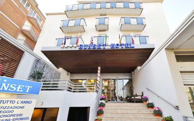 Hotel Sunset Римини вид на фасад