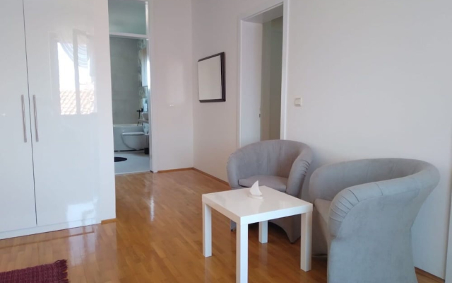 Apartments and Rooms Ref
