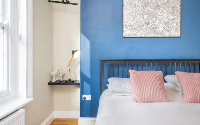 Charming Central London Retreat by Frankie Says