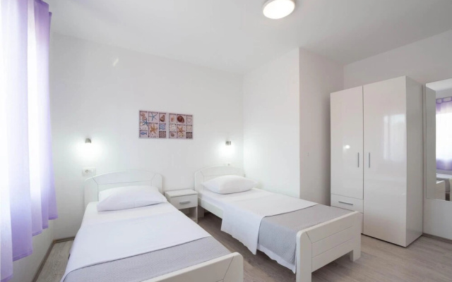 Beautiful Apartment in Podstrana With Wifi and 2 Bedrooms