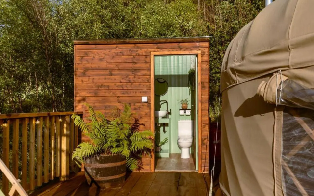 Yurtshire Eavestone Lake