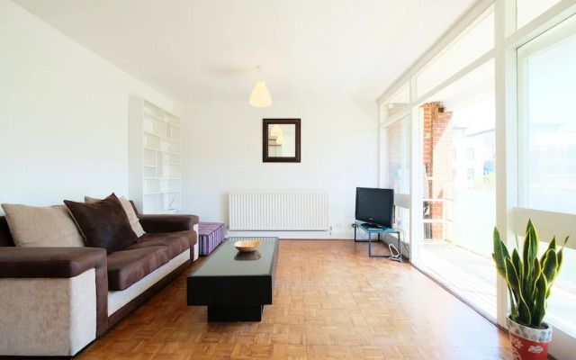 Bright and Spacious 2 Bed Apartment - Sleeps 4