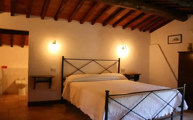 Stunning private villa with private pool, WIFI, TV, pets allowed and parking, close to Cortona