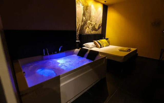 Noah Gate Hotel & Suites