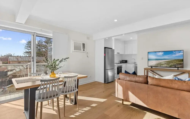 Stylish 2-bed Home Steps From Henley Beach