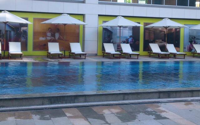 Апартаменты Saigon Airport Bluesky Serviced Apartment бассейн