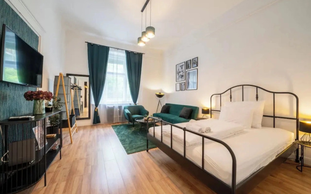 Green Greguss Apartment