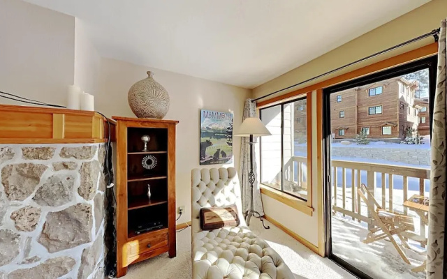 Beautiful One Bedroom Condo! Just Steps to Mammoth Mountain with Fully Equipped Kitchen! by RedAwning