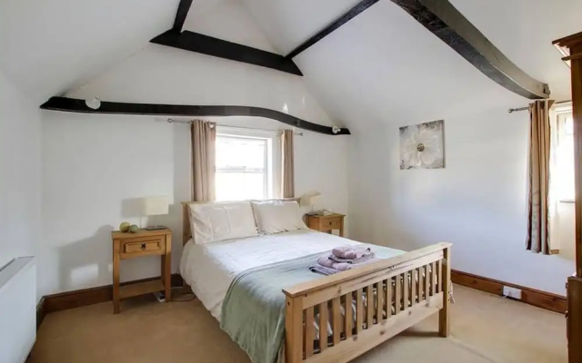 4 BR & 2 Bathroom House Parking Garden St Neots Town Centre
