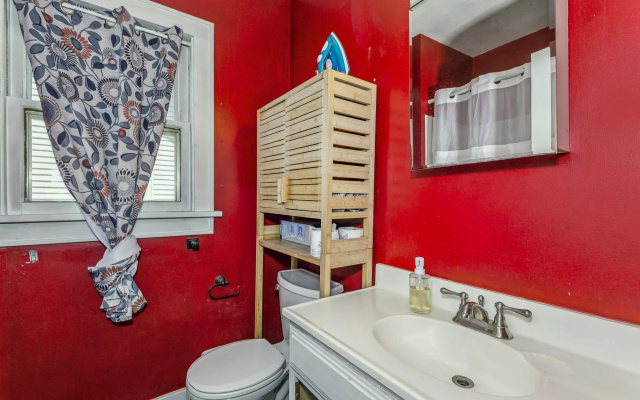 Cute, Cozy and Cheerful 3 Bedroom House!