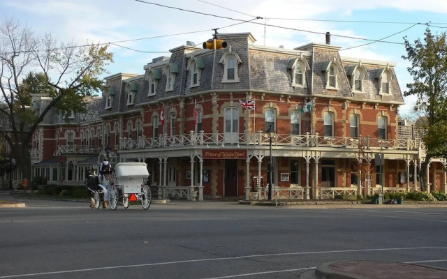Doctor's Lounge - An Executive Home in Niagara