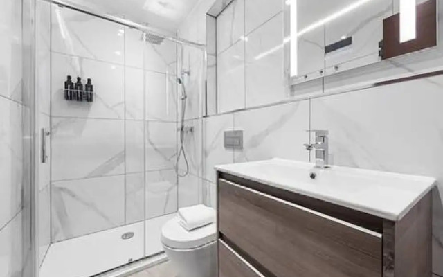 Luxury Spacious 2 Person Suite in North London