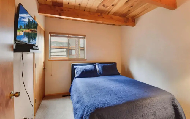 Lake Tahoe Treasure! Minutes From Beach & Skiing