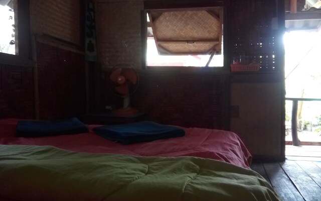 Отель Ko Lanta Relax Beach Bungalows Ланта комната для гостей