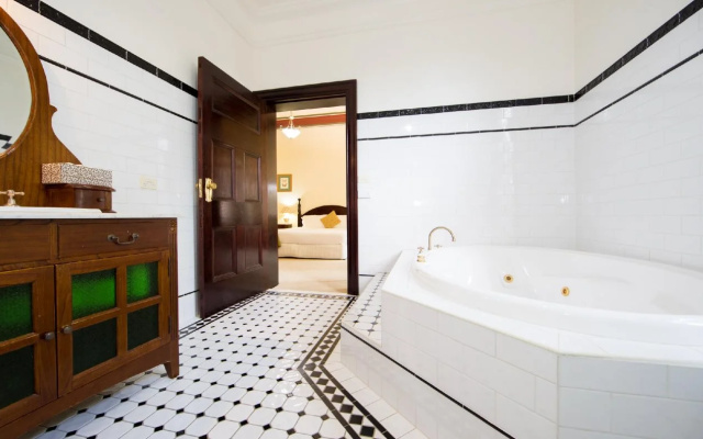 Petersons Armidale Winery & Guesthouse