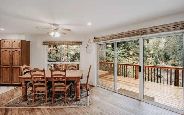13sl - Hot Tub - Pets Ok - Wifi - Sleeps 8 2 Bedroom Home by RedAwning