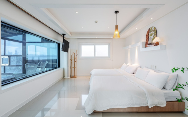 Geoje Gonggan Pool Villa