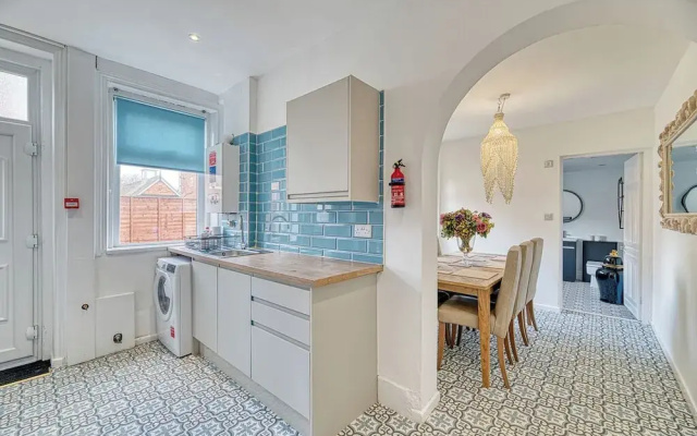Three Bed Apartment by Guestz