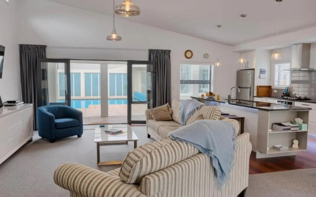 Poolside Retreat - Picton Holiday House Waikawa
