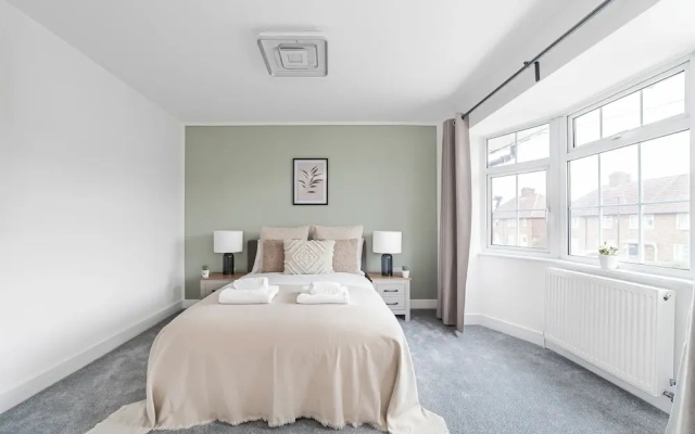 Spacious Room In Morden