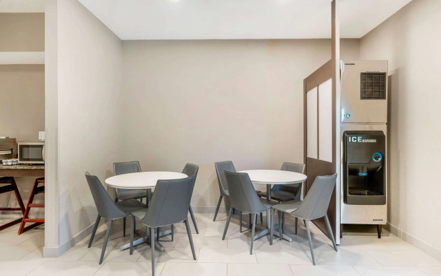 Microtel Inn & Suites by Wyndham Brooksville