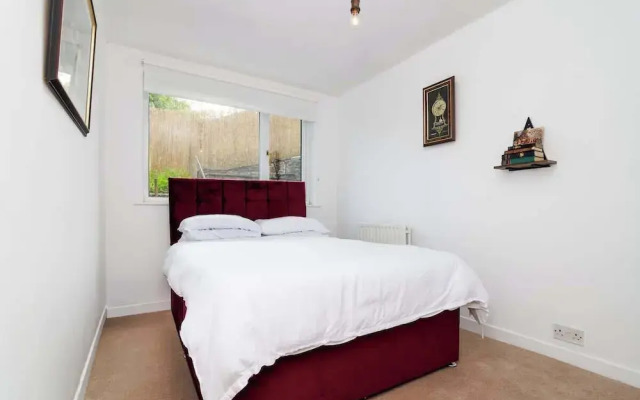 2 Bedroom House - Free Parking
