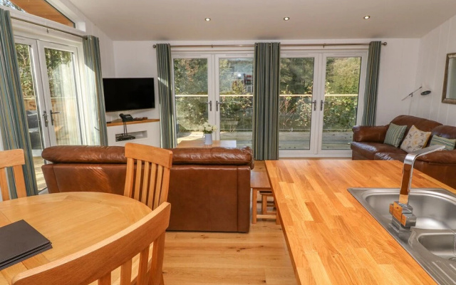 2 Miller's Island, Looe