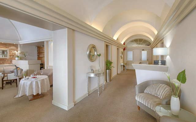 Hotel Embassy