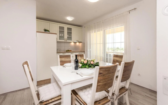 Nice Home in Ninski Stanovi With 4 Bedrooms and Wifi