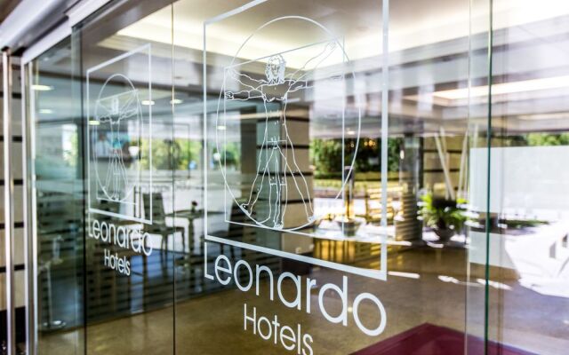 Leonardo Hotel Granada вид на фасад