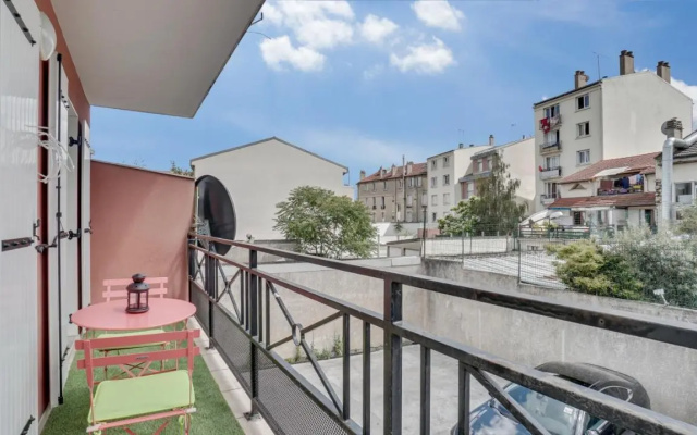 Chic apart with parking near Paris
