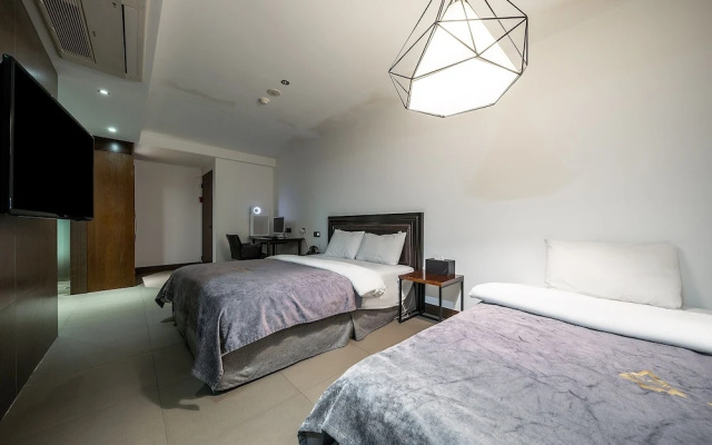 Guangming Cherbourg Hotel