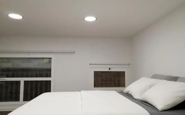 BIOMA Modern & Minimalist Apartment