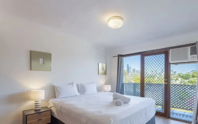 Kozyguru | Balmain | Townhouse bridge view or Charming Comfy Studio