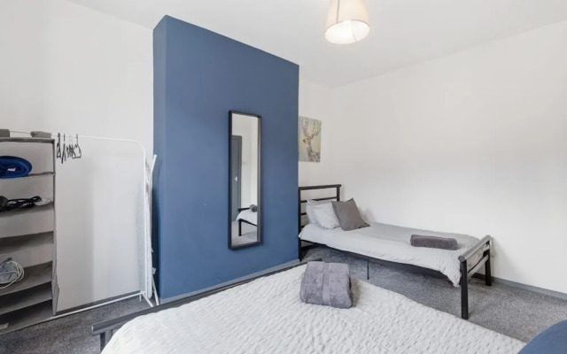 Stylish 3BR Gateshead Home Free Parking Sleeps 6