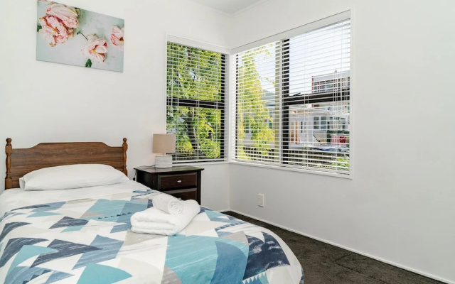 Birkenhead Modern 3 Bedrooms Villa