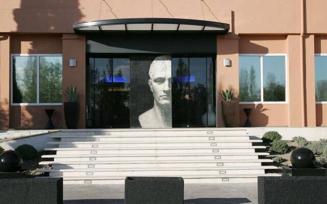 Hotel Arles Plaza Арль