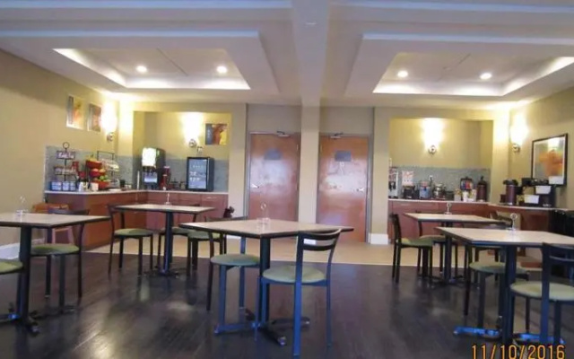 Econo Lodge Inn and Suites Cedartown