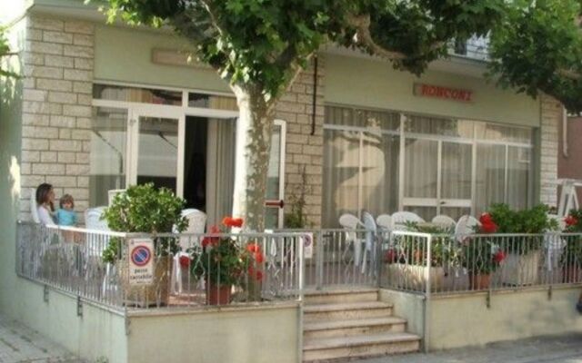 Hotel Ronconi Римини вид на фасад