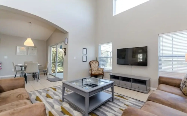 4 Bedroom Home with Pool Table