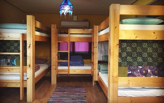 Shanti Shanti Guest House - Hostel