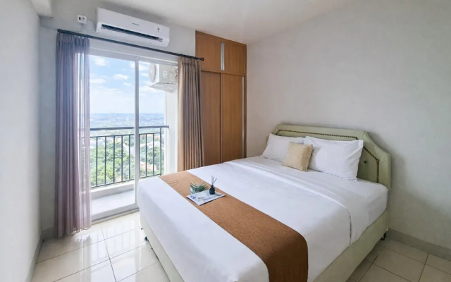 Spacious And Warm Combined Studio Room At Apartment Serpong Greenview