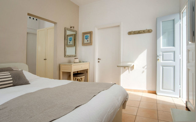 Blue Dolphins Apartments & Suites in Santorini Island, Greece from 144$, photos, reviews - zenhotels.com guestroom