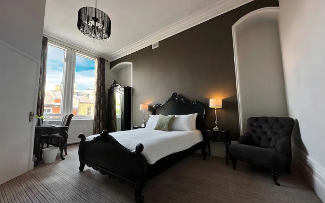 Station Lounge & Rooms