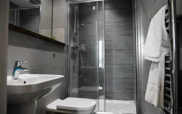Spacious 2 Bedroom Flat with Balcony Close to Train Station