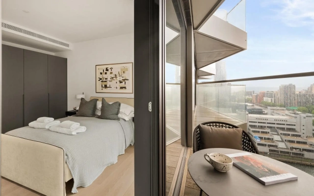 Stylish two Bedroom Apartment With River Views in Docklands