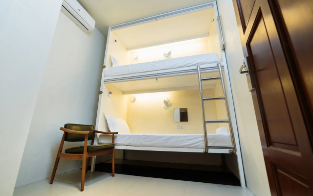 Tambayan Capsule Hostel & Bar