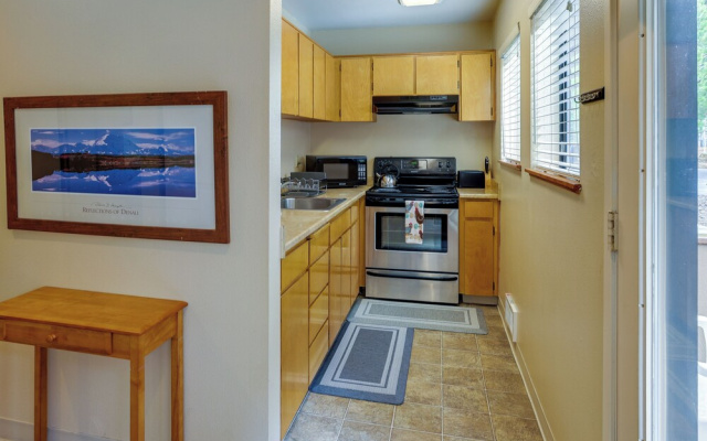 Sunriver Vacation Rental w/ Community Hot Tub!